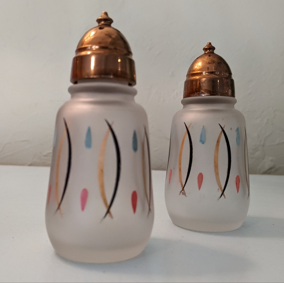 SOLD ETSYAtomic Mid Century Vintage Hazel Atlas Salt and Pepper Set - Picture 2 of 11
